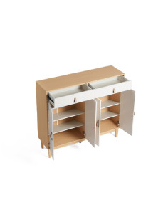 Clóset de madera color natural y blanco con puertas, repisas interiores y patas elevadas 2
