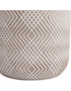 Compra Macetero cerámica 15cm lineas blancas en DKO Home. Diseño decorativo, moderno y funcional para tu hogar. ¡Envío rápido di 2