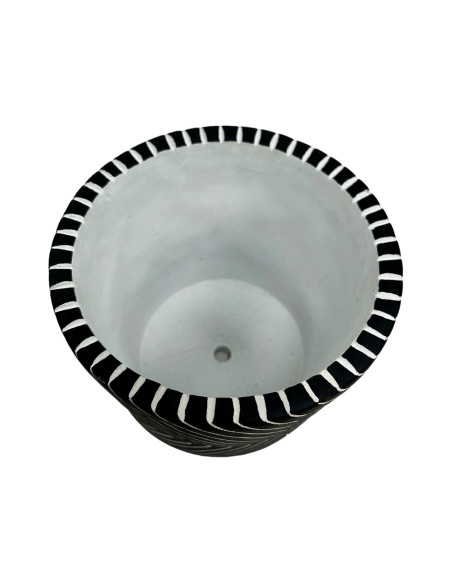 Compra Macetero cerámica 15cm líneas negro en DKO Home. Diseño decorativo, moderno y funcional para tu hogar. ¡Envío rápido disp
