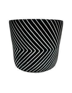 Compra Macetero cerámica 15cm líneas negro en DKO Home. Diseño decorativo, moderno y funcional para tu hogar. ¡Envío rápido disp