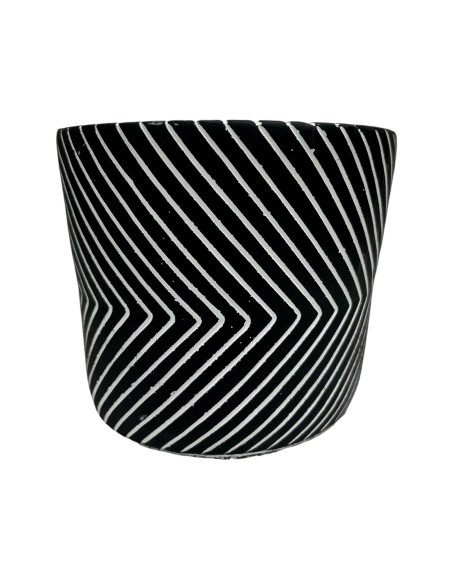 Compra Macetero cerámica 12cm cemento líneas negro en DKO Home. Diseño decorativo, moderno y funcional para tu hogar. ¡Envío ráp
