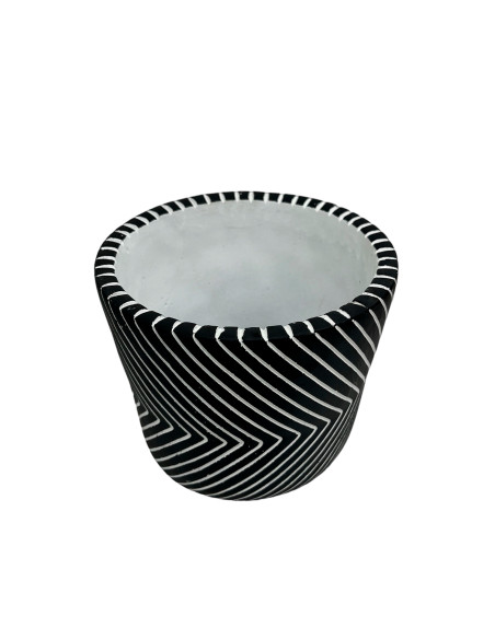 Compra Macetero cerámica 12cm cemento líneas negro en DKO Home. Diseño decorativo, moderno y funcional para tu hogar. ¡Envío ráp