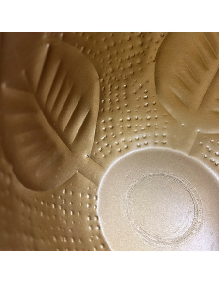 Compra Macetero dorado hojas 13cm en DKO Home. Diseño decorativo, moderno y funcional para tu hogar. ¡Envío rápido disponible!