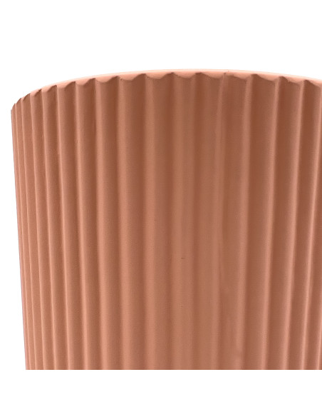 Compra Macetero cerámica 14cm ranurado rosa pálido en DKO Home. Diseño decorativo, moderno y funcional para tu hogar. ¡Envío ráp