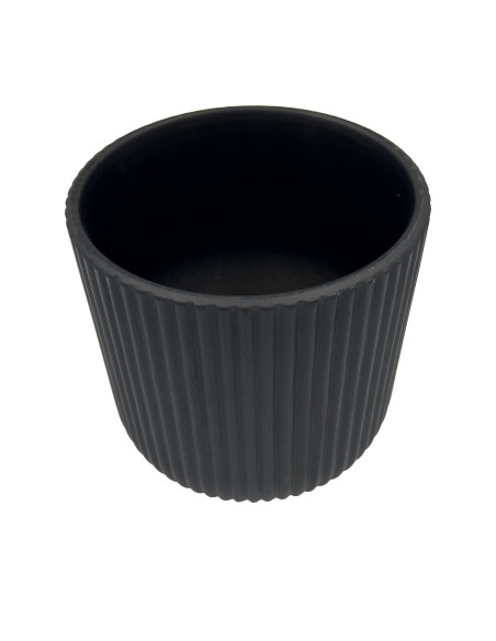 Compra Macetero cerámica 14cm ranurado negro en DKO Home. Diseño decorativo, moderno y funcional para tu hogar. ¡Envío rápido di