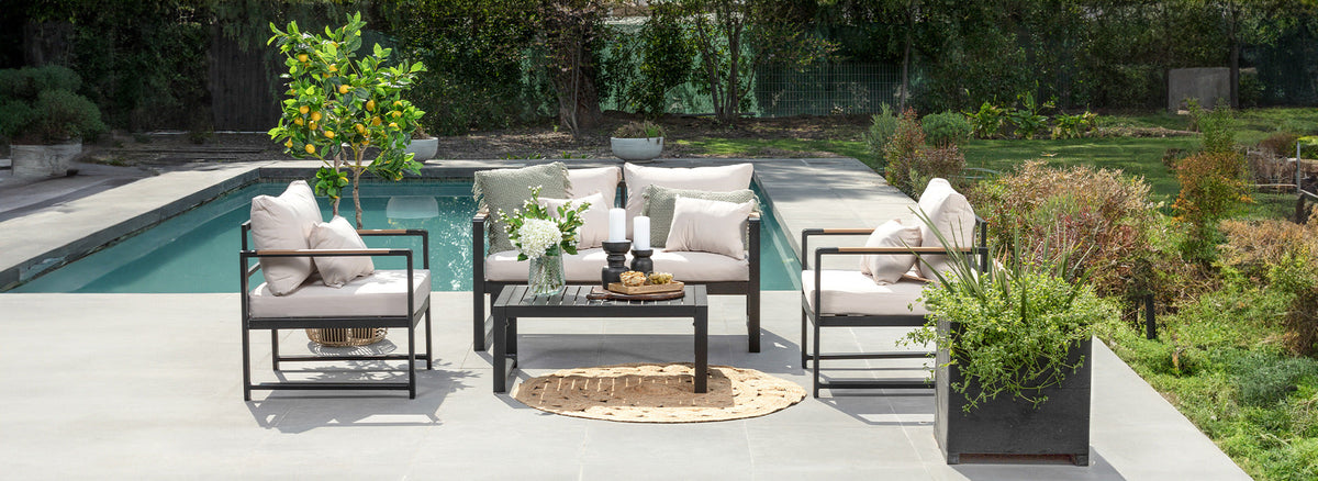 Terraza amoblada con juego de living, mesa y quitasol