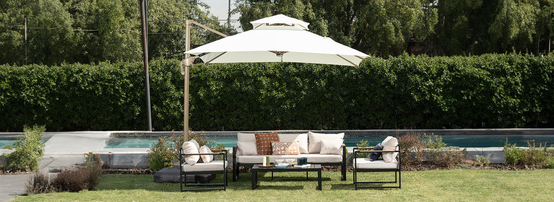 Mesa de terraza decorada con mantel, vajilla y centro de mesa