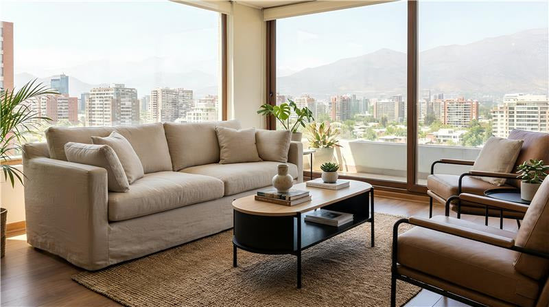 Mesa de centro en un living con sofá y mesa lateral