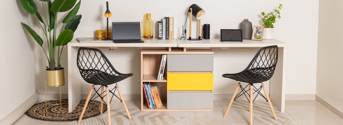 Escritorio de home office con silla, repisas y plantas