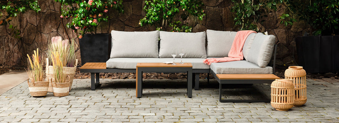 Terraza con juego de comedor de ratán sintético y cubierta de vidrio