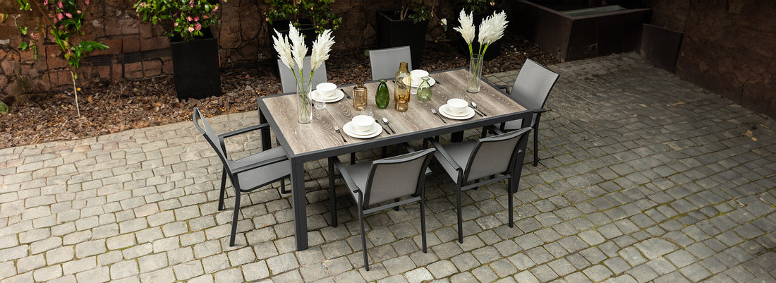 Terraza decorada con textiles en tonos neutros, maceteros y plantas