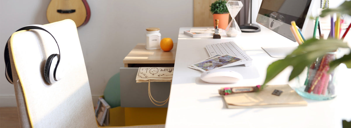 Oficina en casa con escritorio, silla ergonómica y paleta de tonos neutros