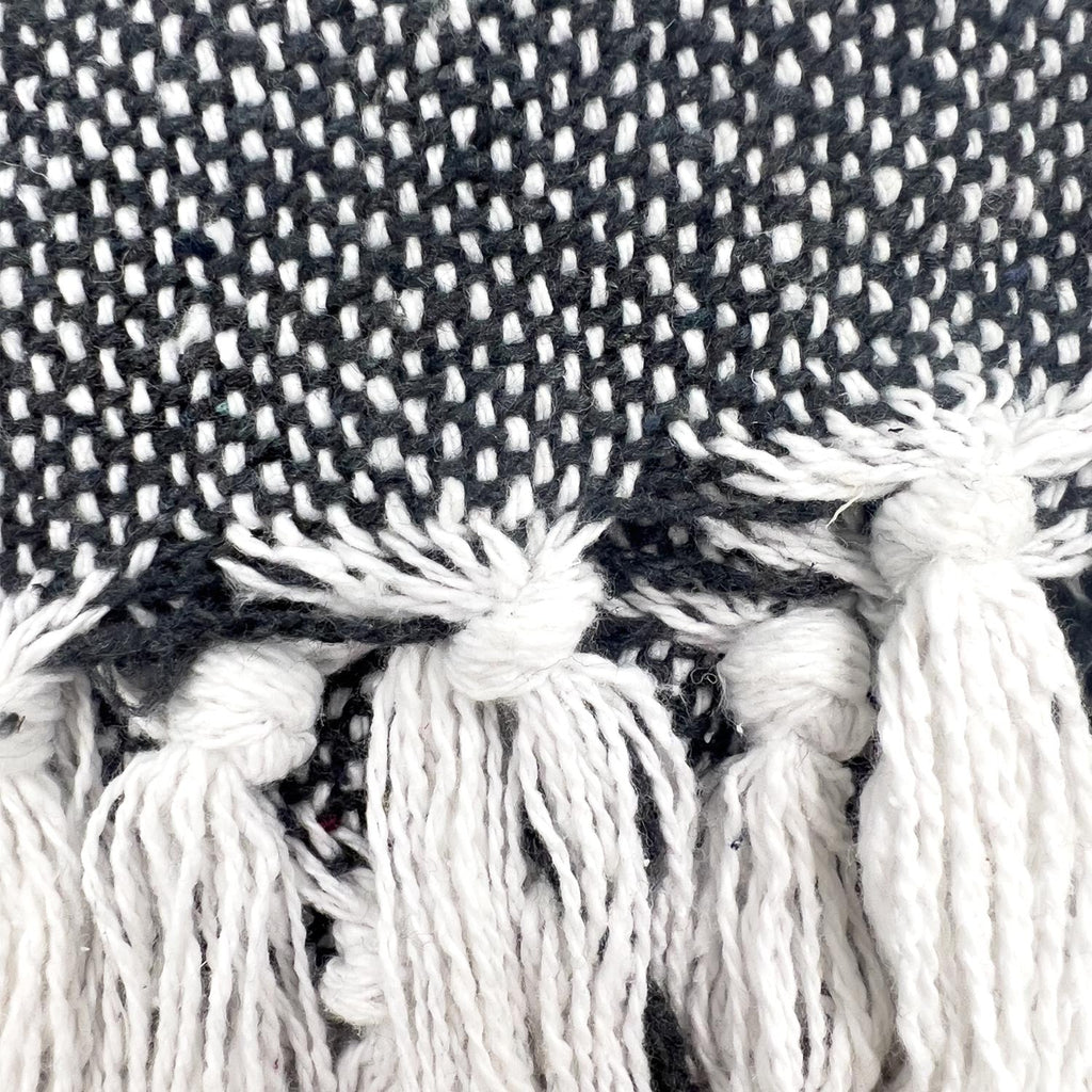 Manta 130x170cm boho pompones negros