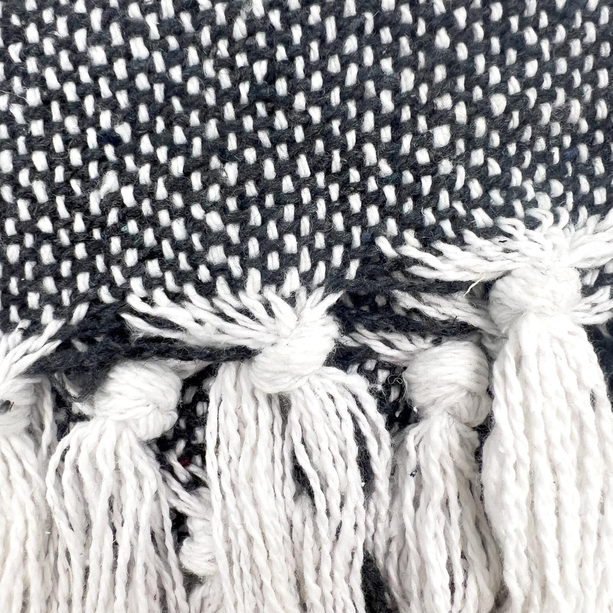 Manta 130x170cm boho pompones negros