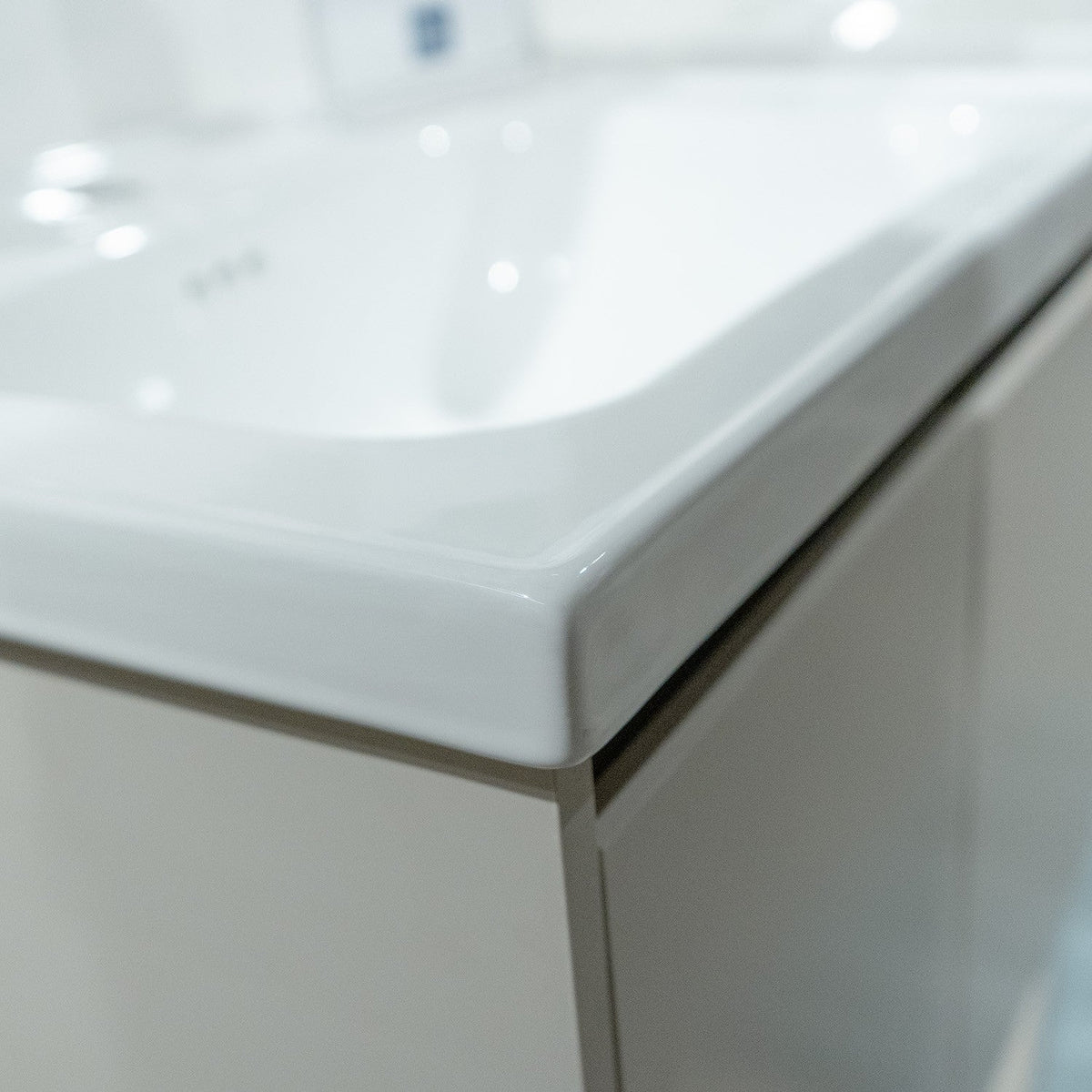 Mueble de Baño Volga 2 puertas 60 cm con lavamanos y espejo