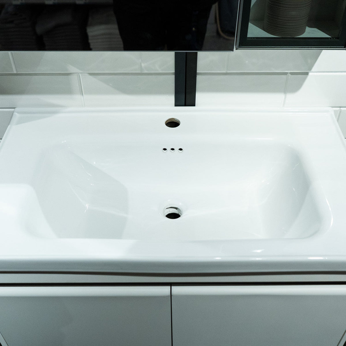 Mueble de Baño Volga 2 puertas 80 cm con lavamanos y espejo